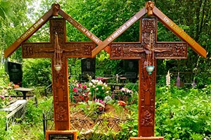 Какой крест лучше поставить на могилу после похорон